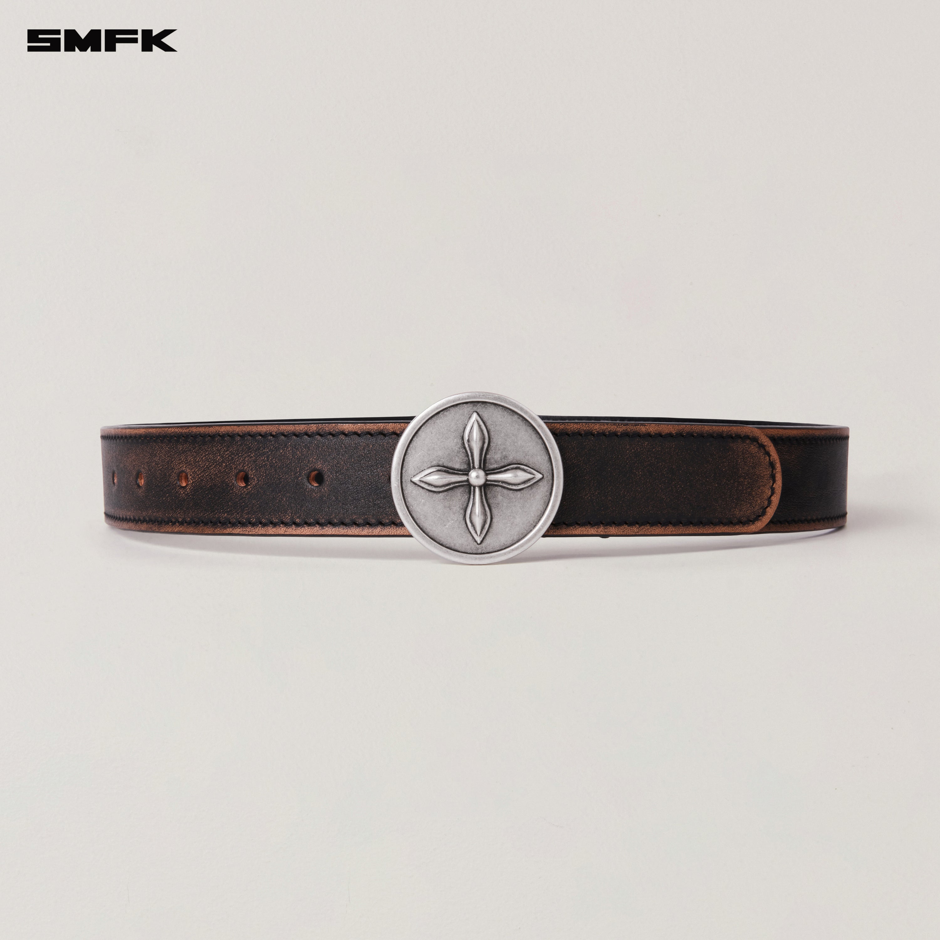 丸い十字架のバッジ、手塗りベルト、荒野の黒塗り