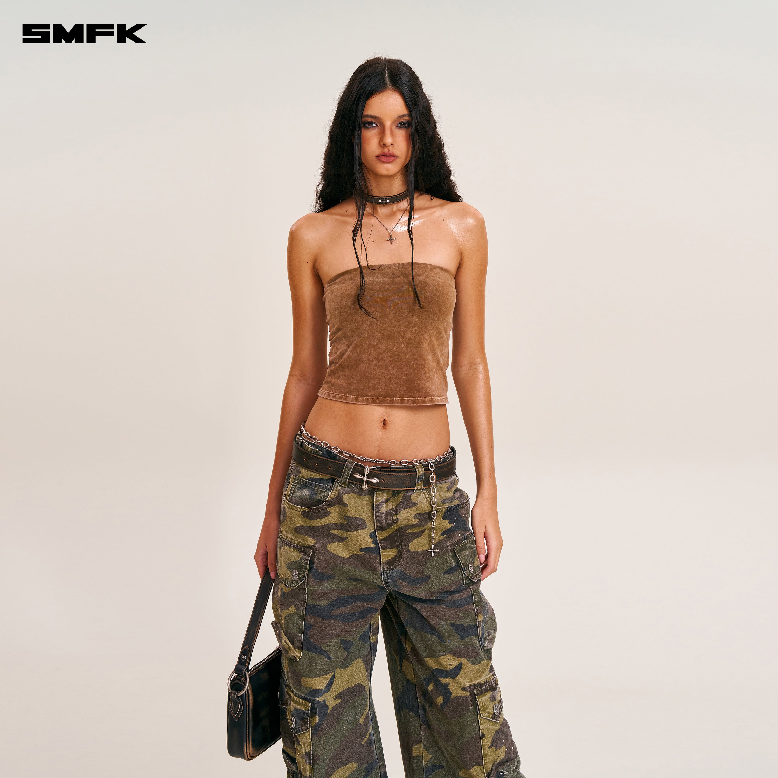 クロスリベットハンドブラッシュレザーネックリングミディアムウィルダネスブラックラビング