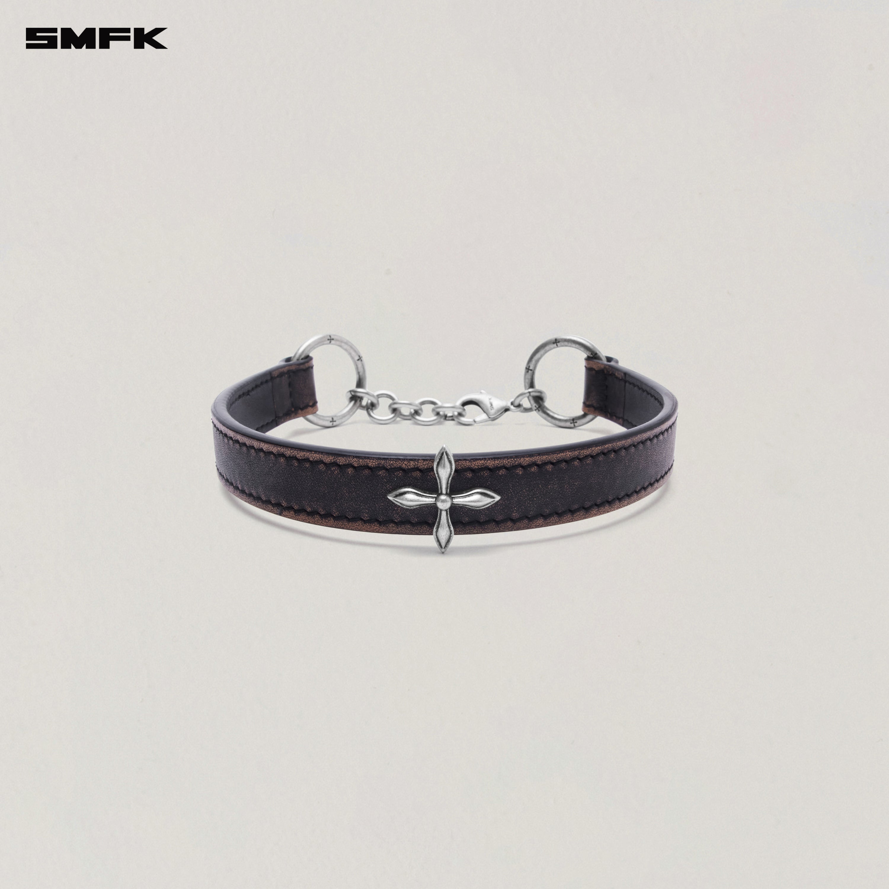 クロスリベットハンドブラッシュレザーネックリングミディアムウィルダネスブラックラビング