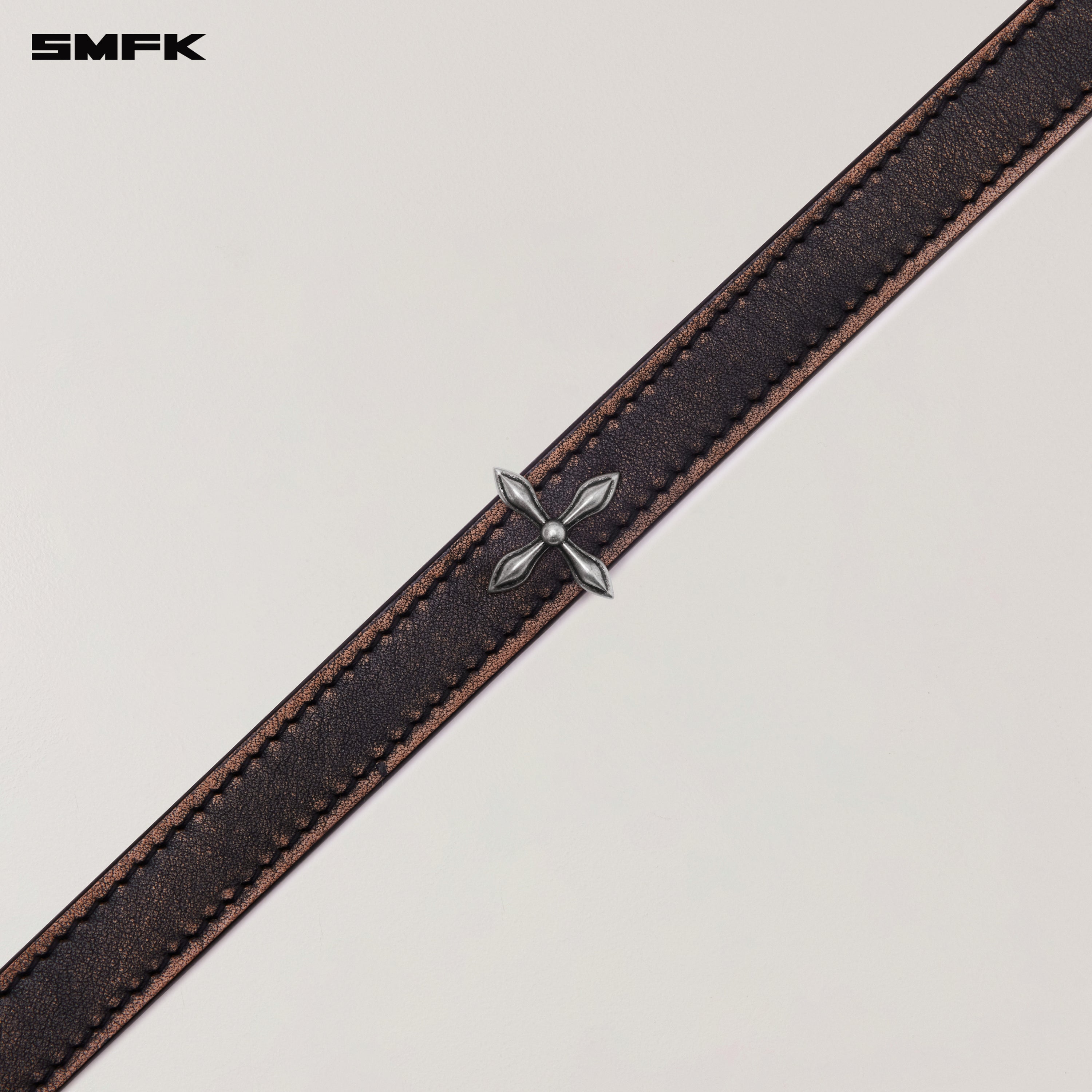 クロスリベットハンドブラッシュレザーネックリングミディアムウィルダネスブラックラビング