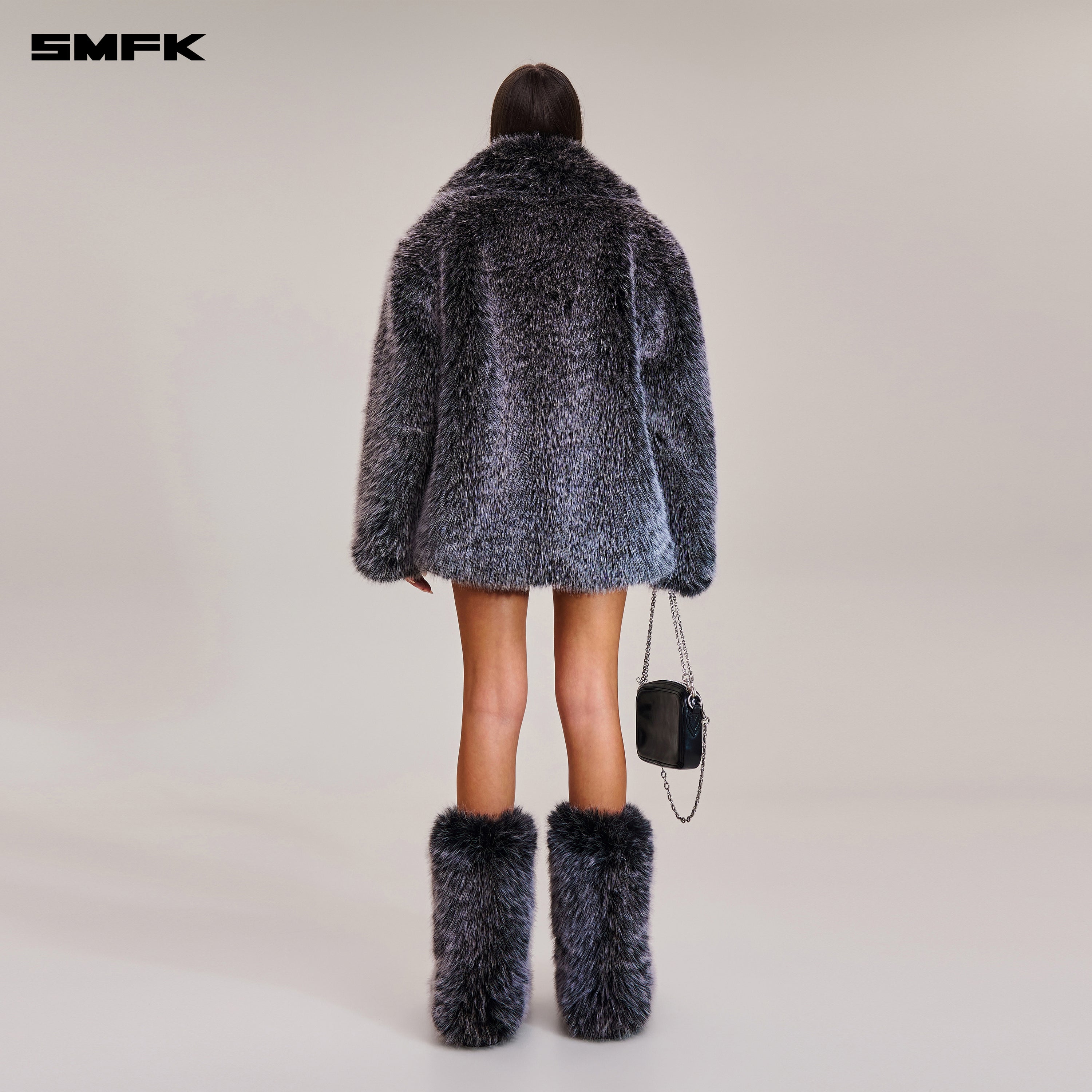 十字架の彫像 荒野の狩猟用コート 銀黒狐