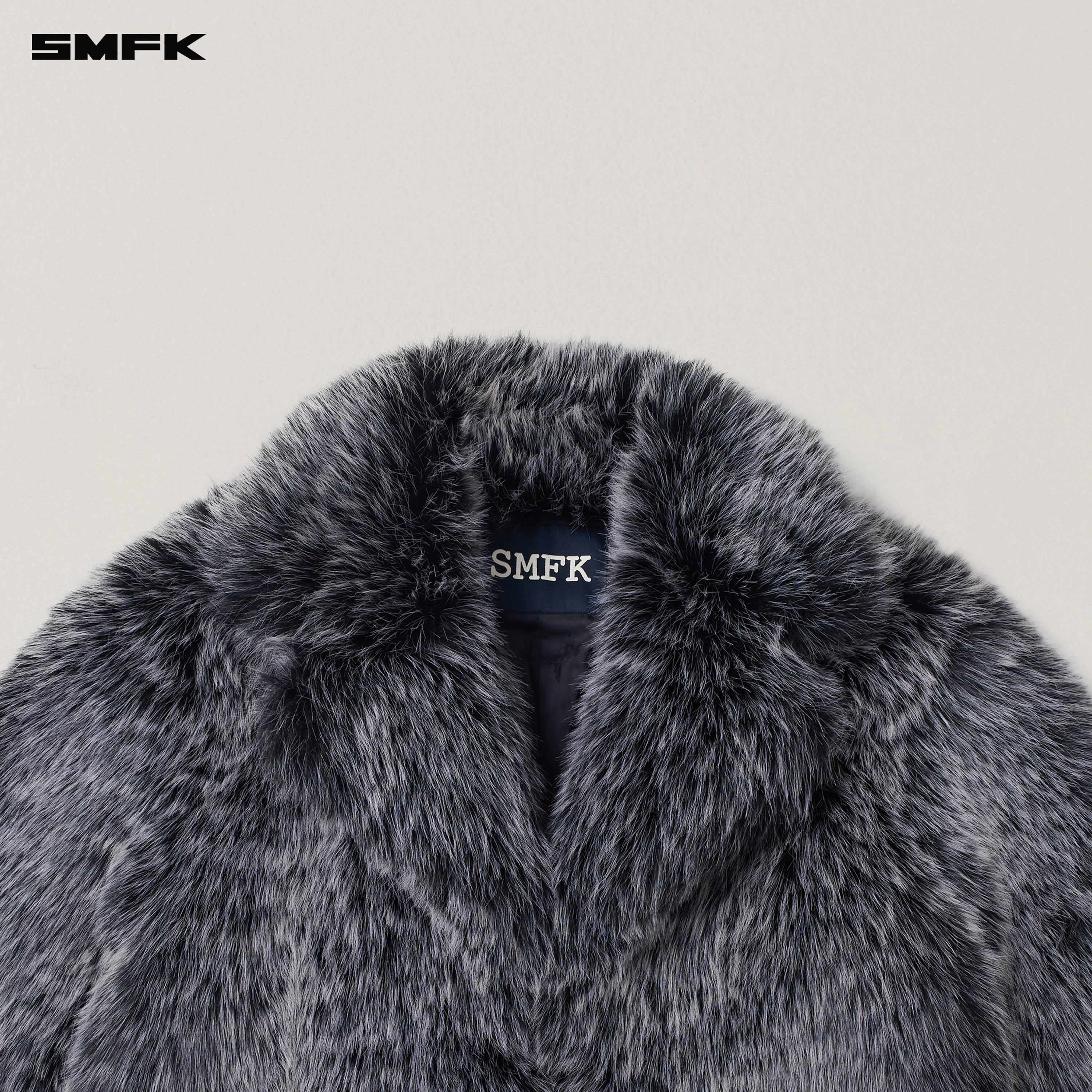 十字架の彫像 荒野の狩猟用コート 銀黒狐