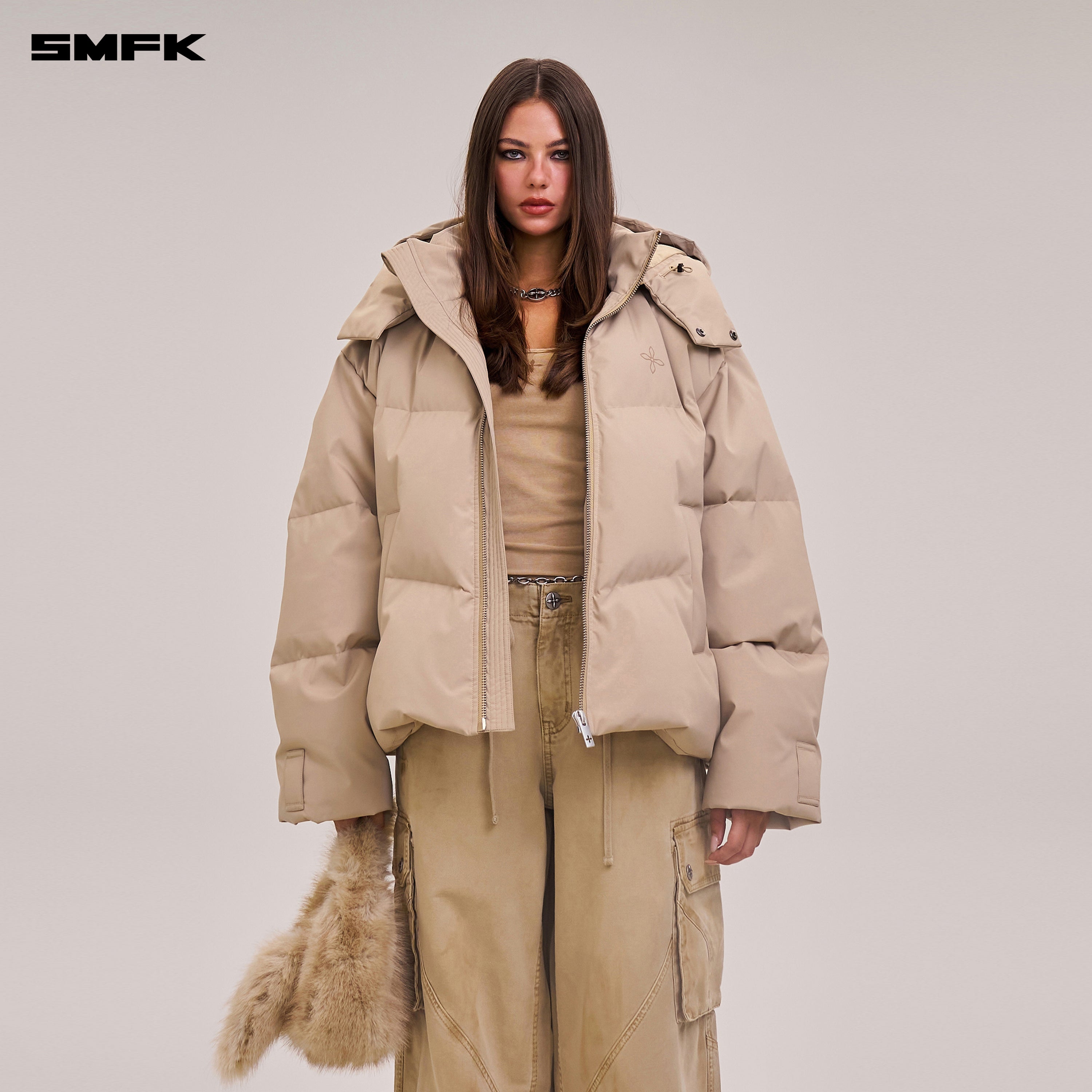 十字架の彫像、荒野の狩猟、ワイドダウンジャケット、色あせた砂漠