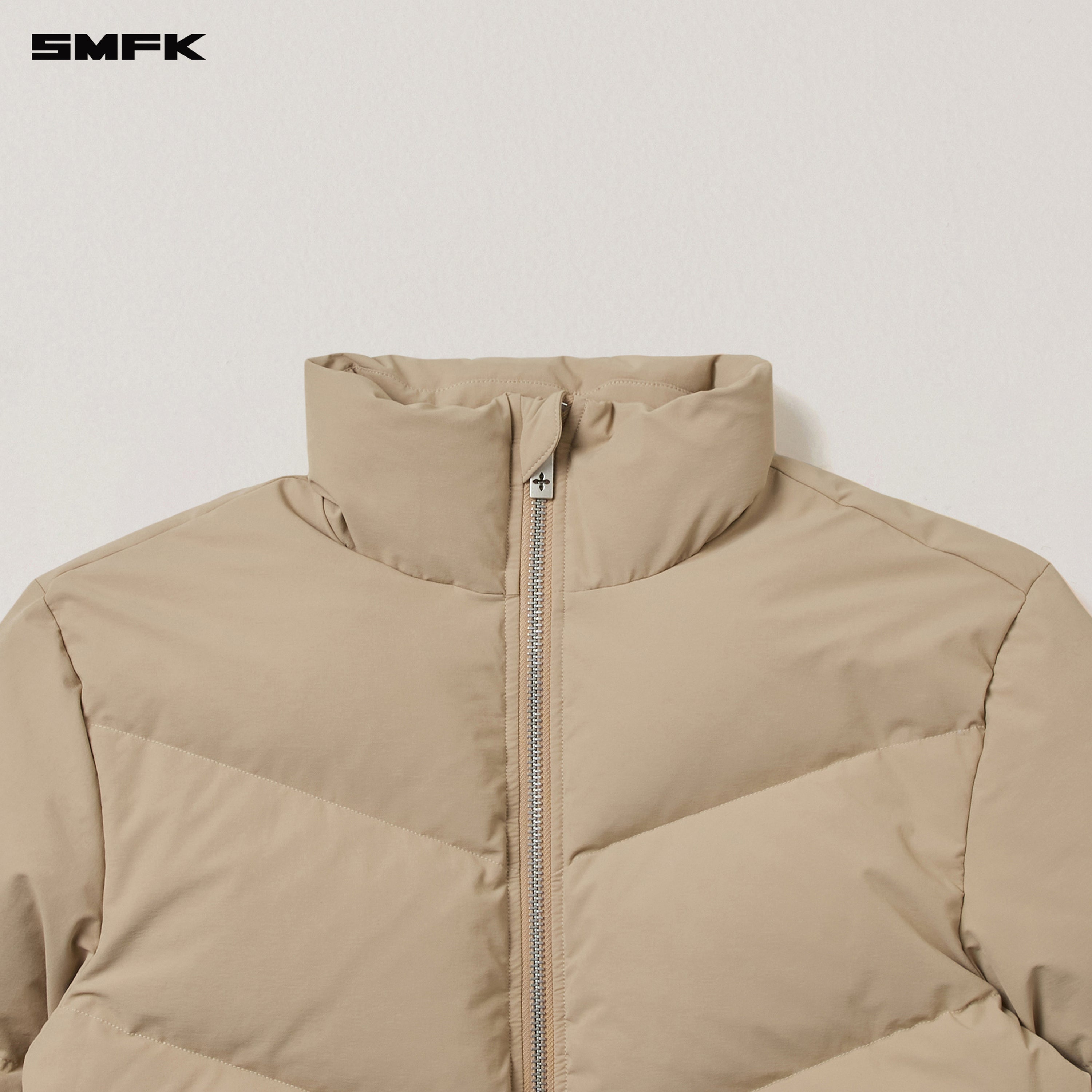 十字架の彫像、荒野の狩猟、ショートダウンジャケット、色あせた砂漠