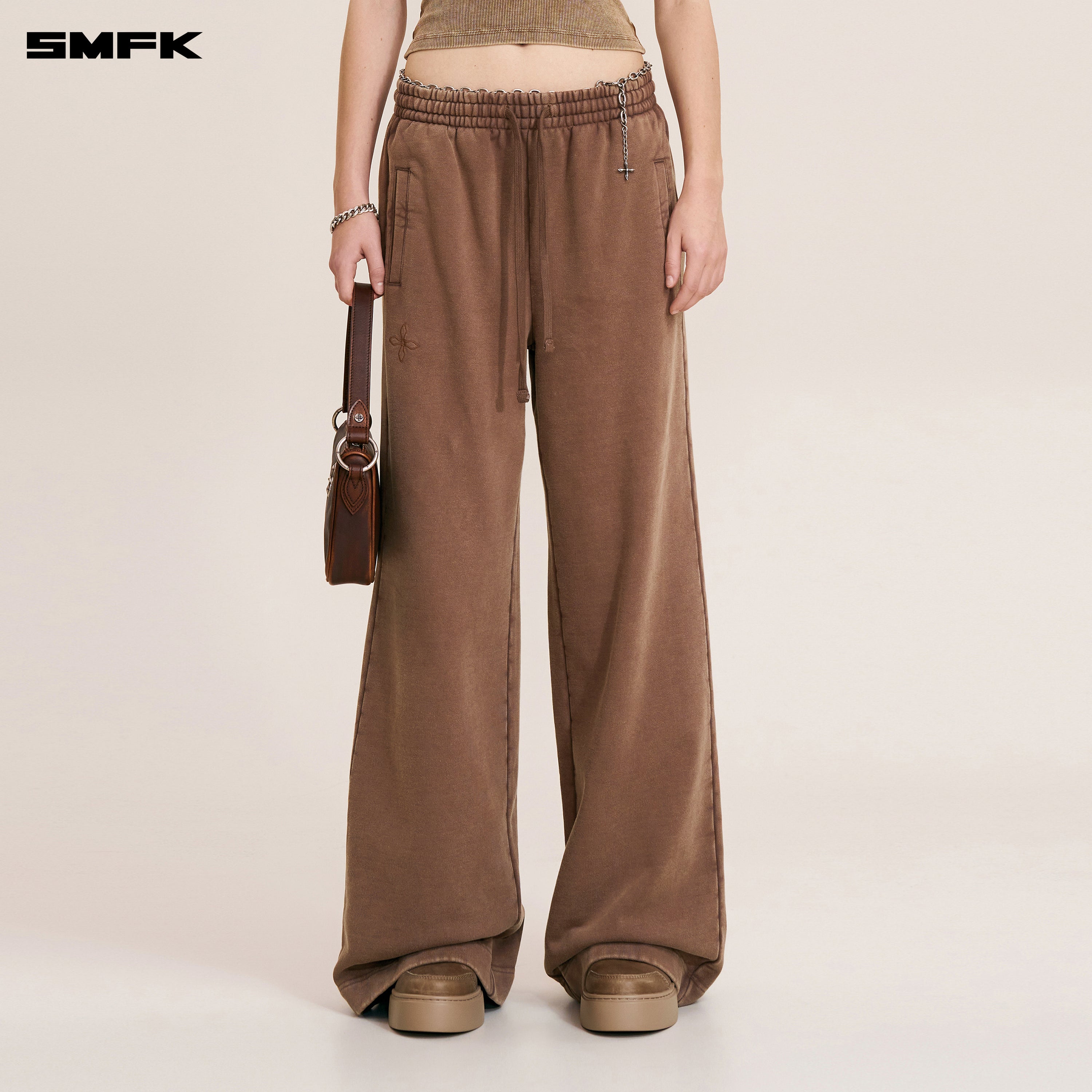 크로스 스태츄 타워 와이드 레그 스웨트 팬츠 머스탱 브라운