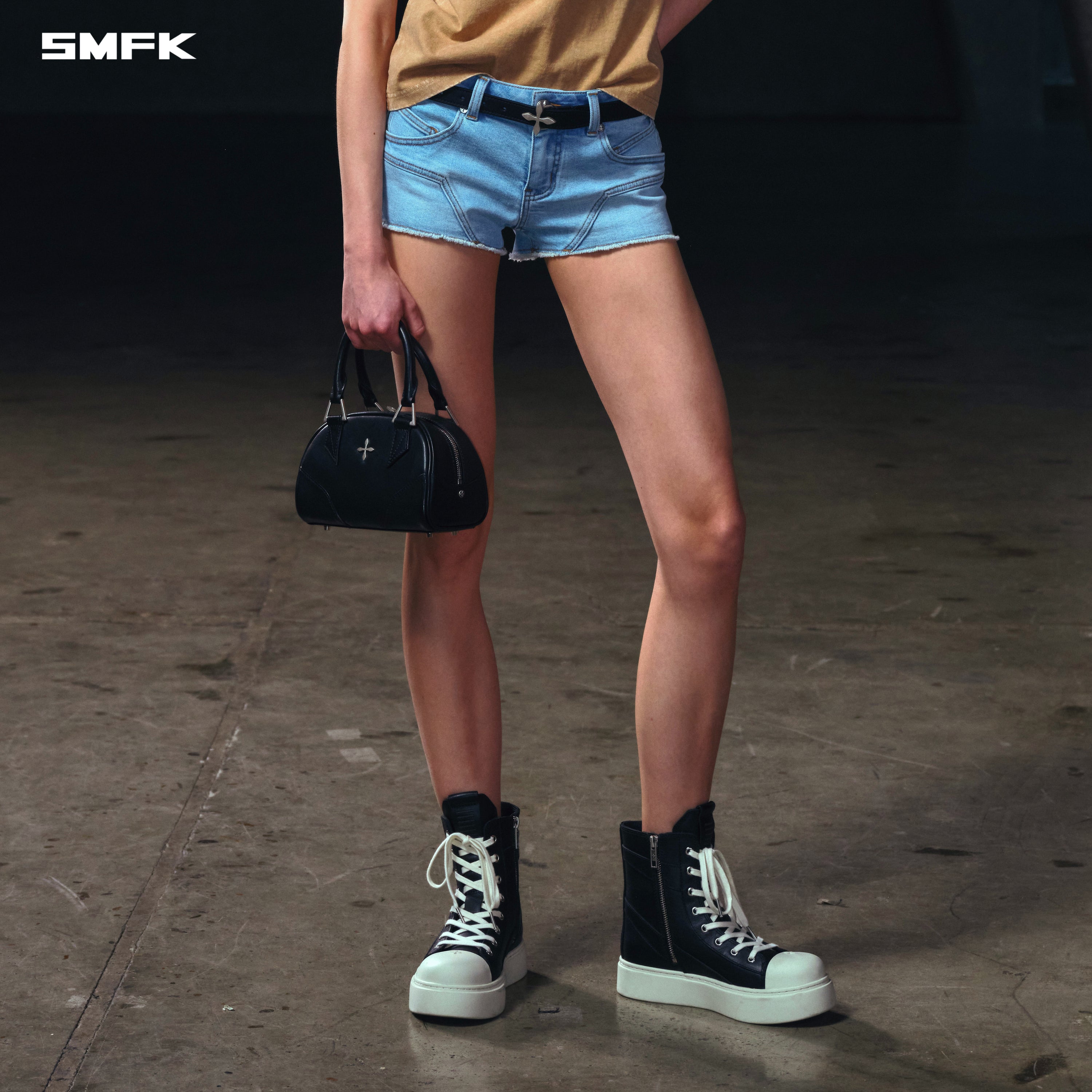 와일더니스 팬텀 로우라이즈 데님 쇼츠 / 스트레치 코튼 와일더니스 스카이 블루