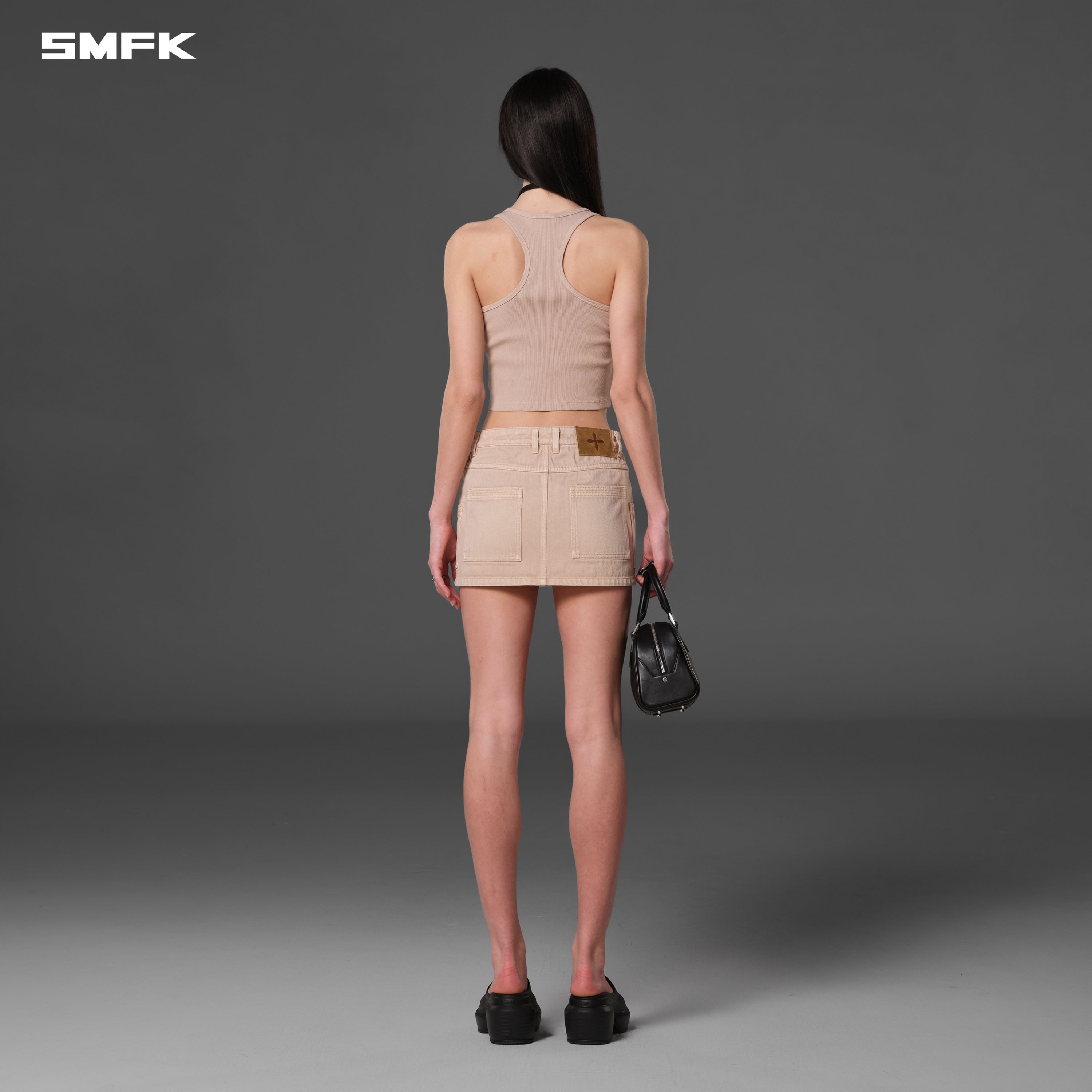 レトロなデニムミニスカート／肌色に染めた服