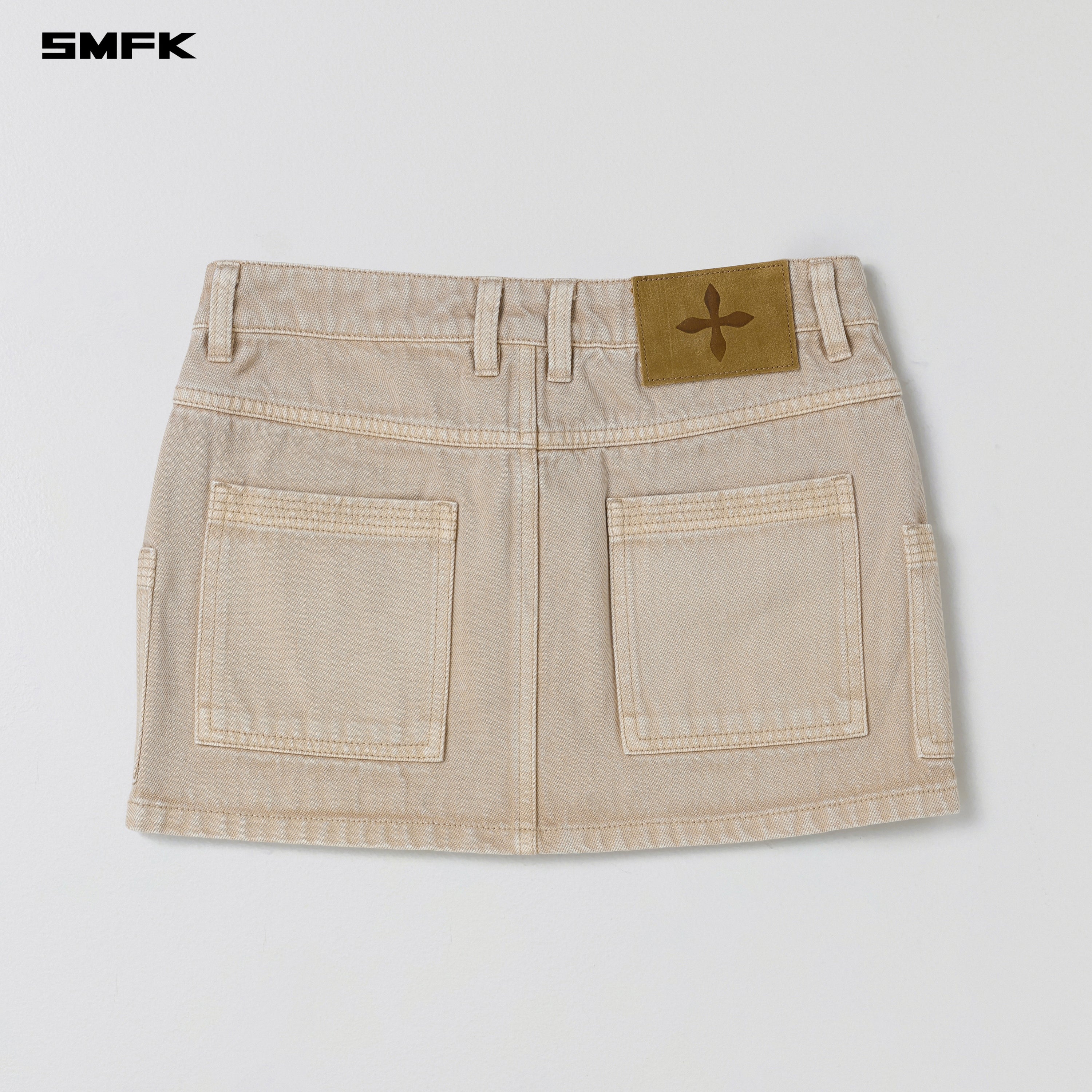 レトロなデニムミニスカート／肌色に染めた服