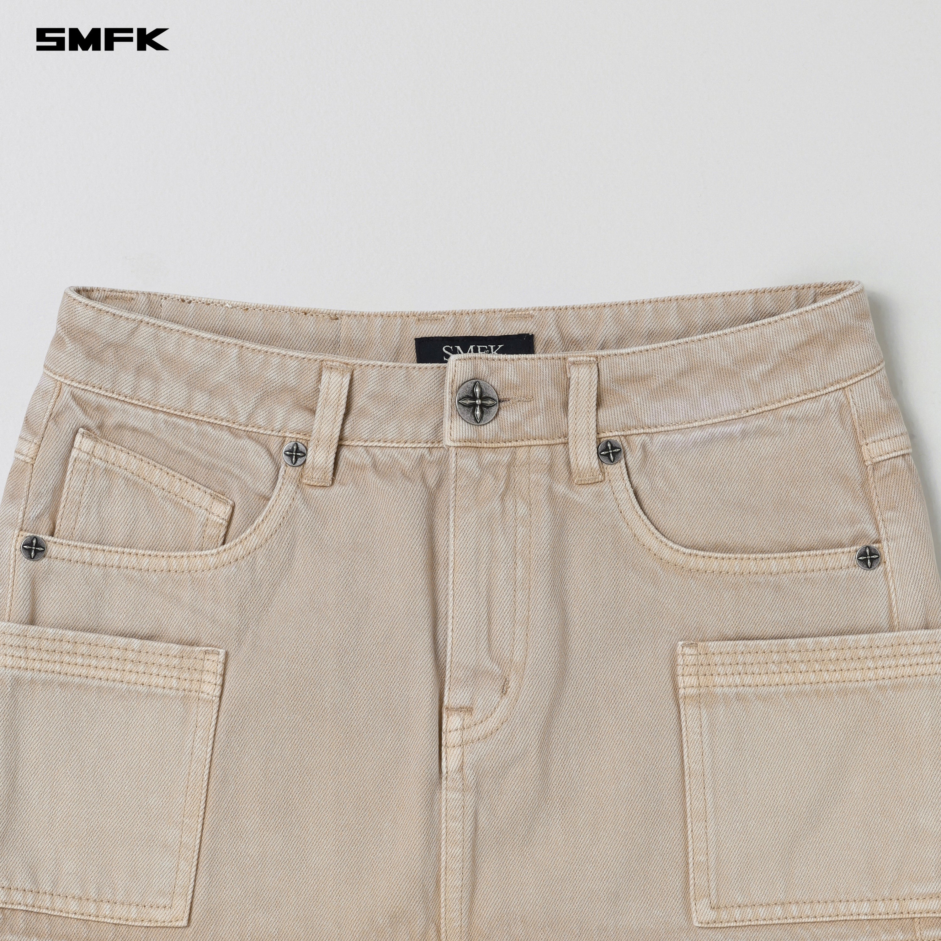 レトロなデニムミニスカート／肌色に染めた服