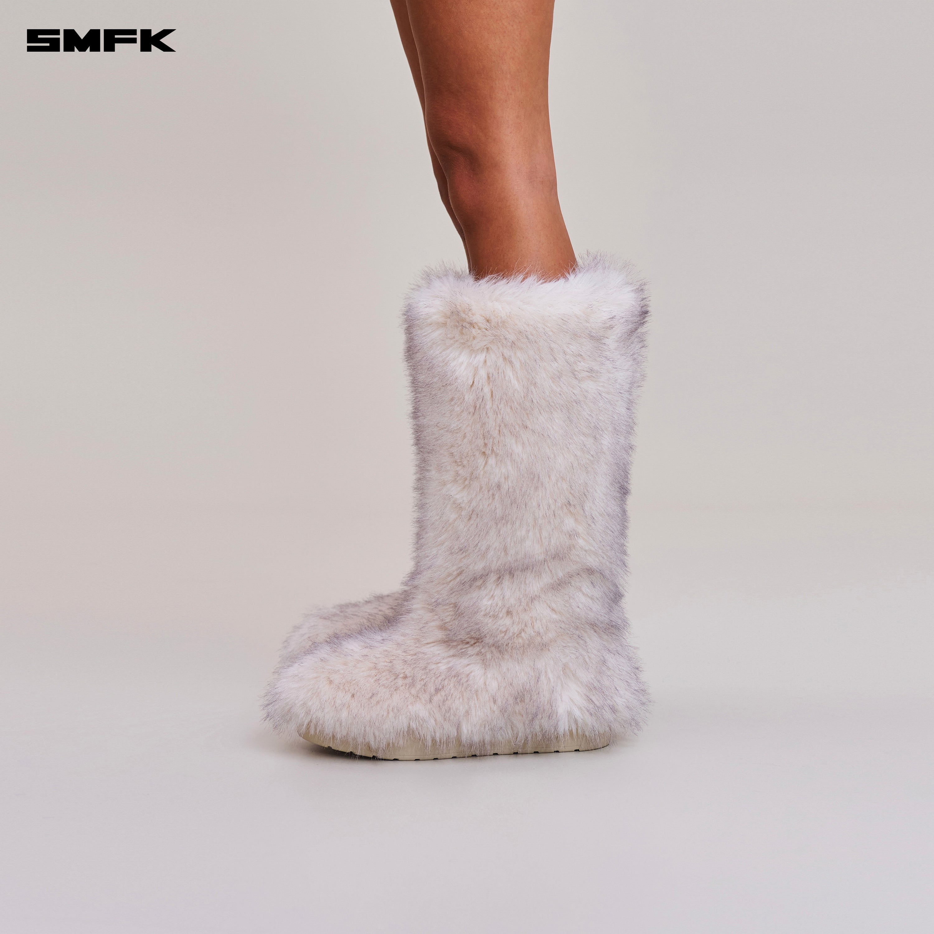 十字架の彫像 荒野のシープスキン ハンティングブーツ 北極キツネ ホワイト