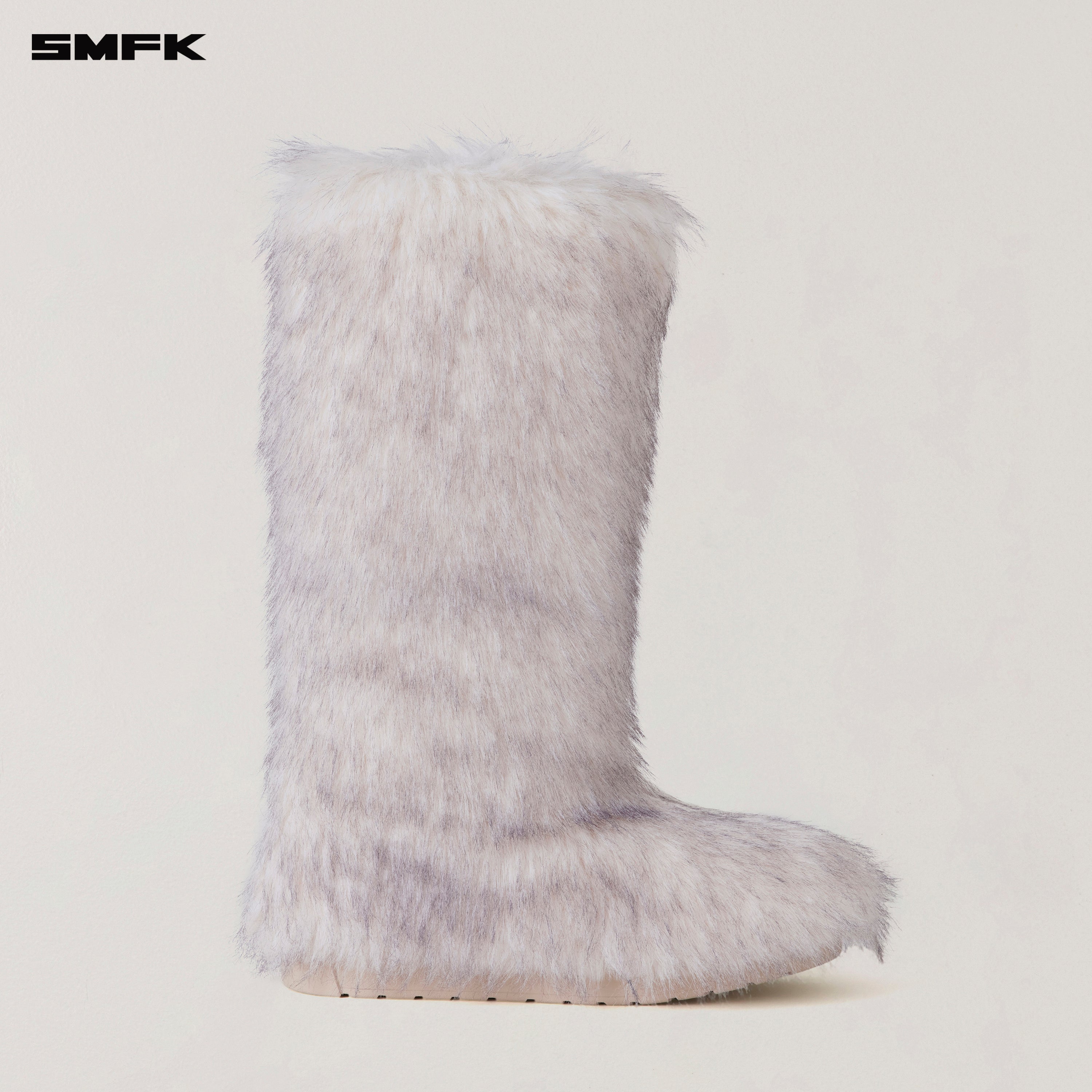 十字架の彫像 荒野のシープスキン ハンティングブーツ 北極キツネ ホワイト
