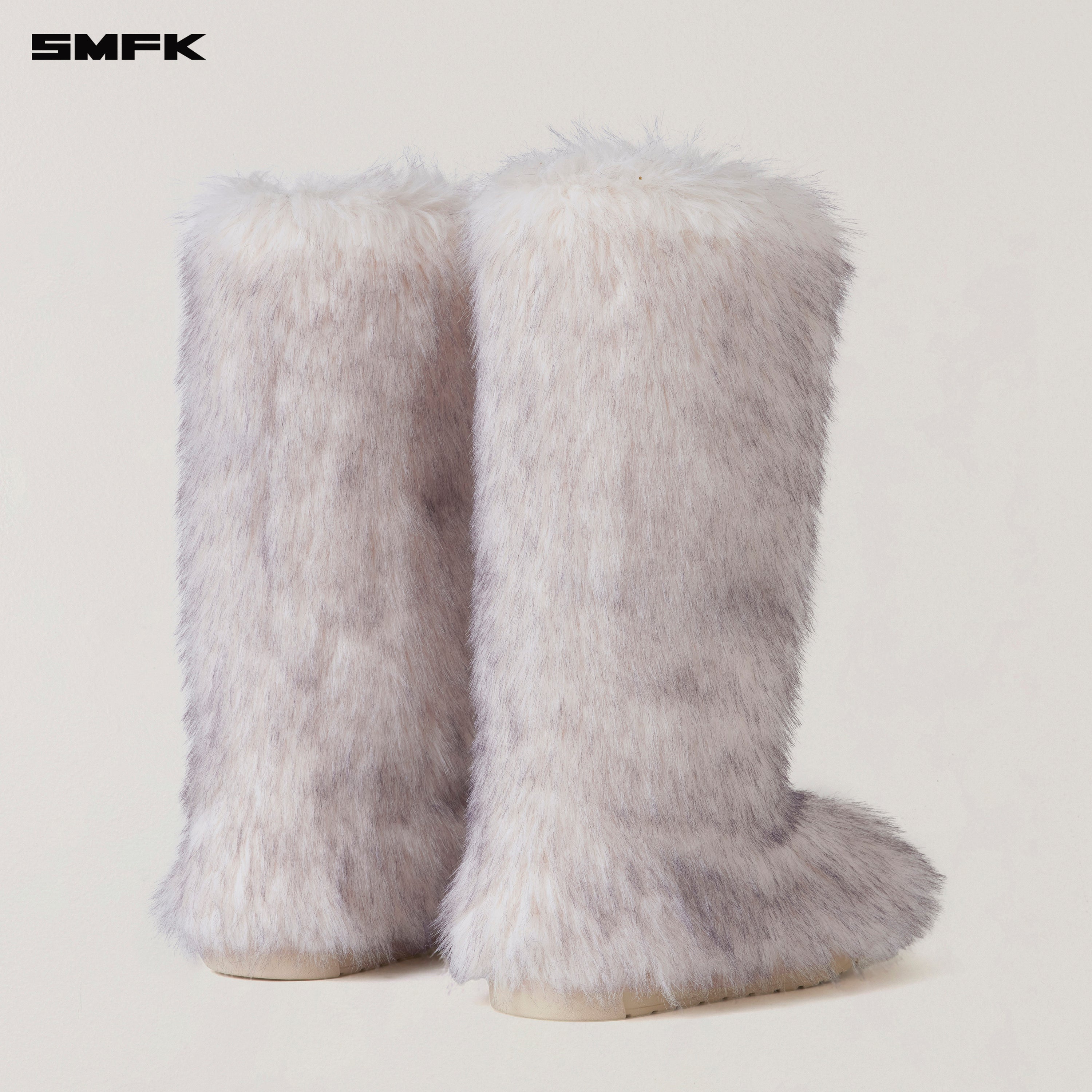 十字架の彫像 荒野のシープスキン ハンティングブーツ 北極キツネ ホワイト