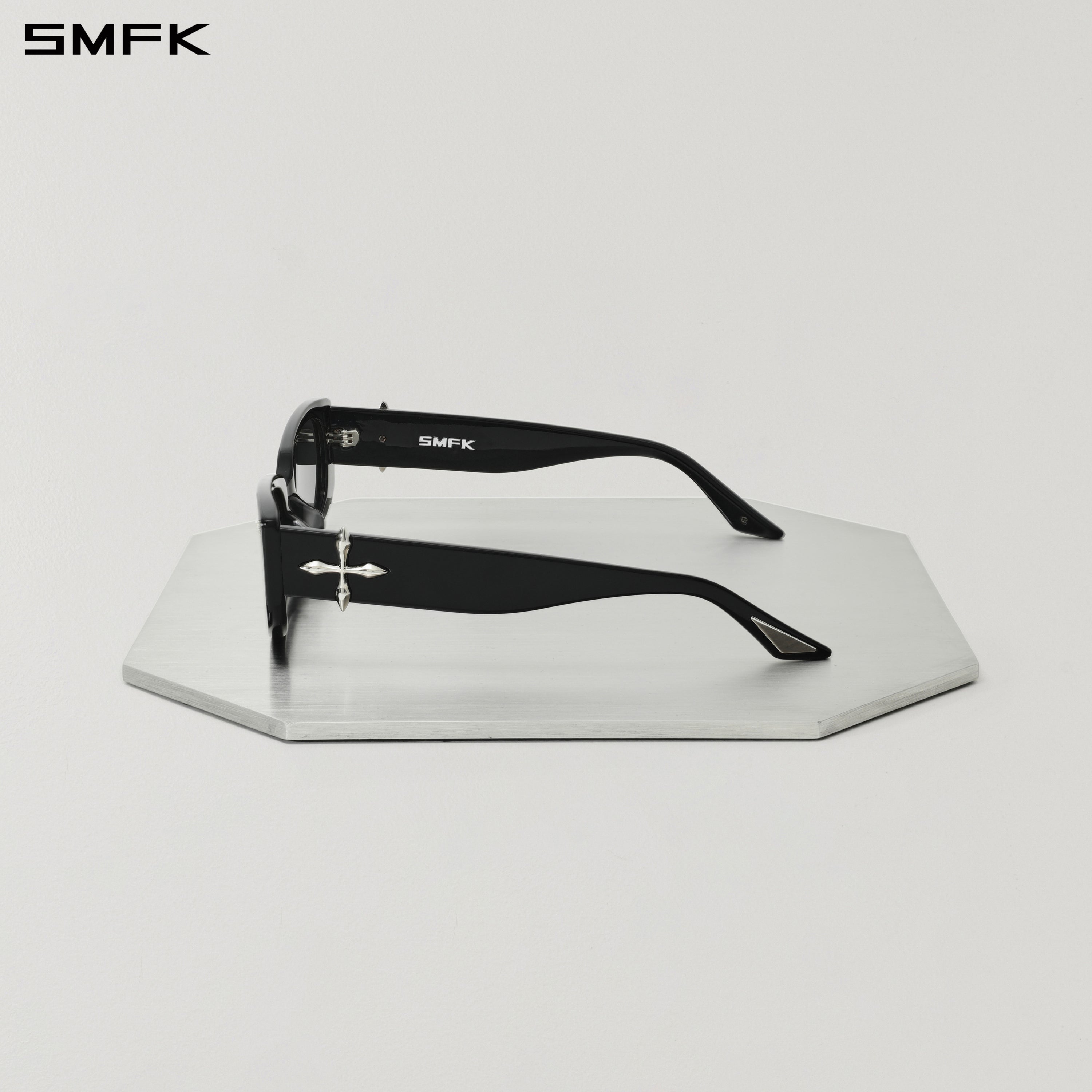 FUTURE TRAJECTORY IRREGULAR SUNGLASSES WILD BLACK