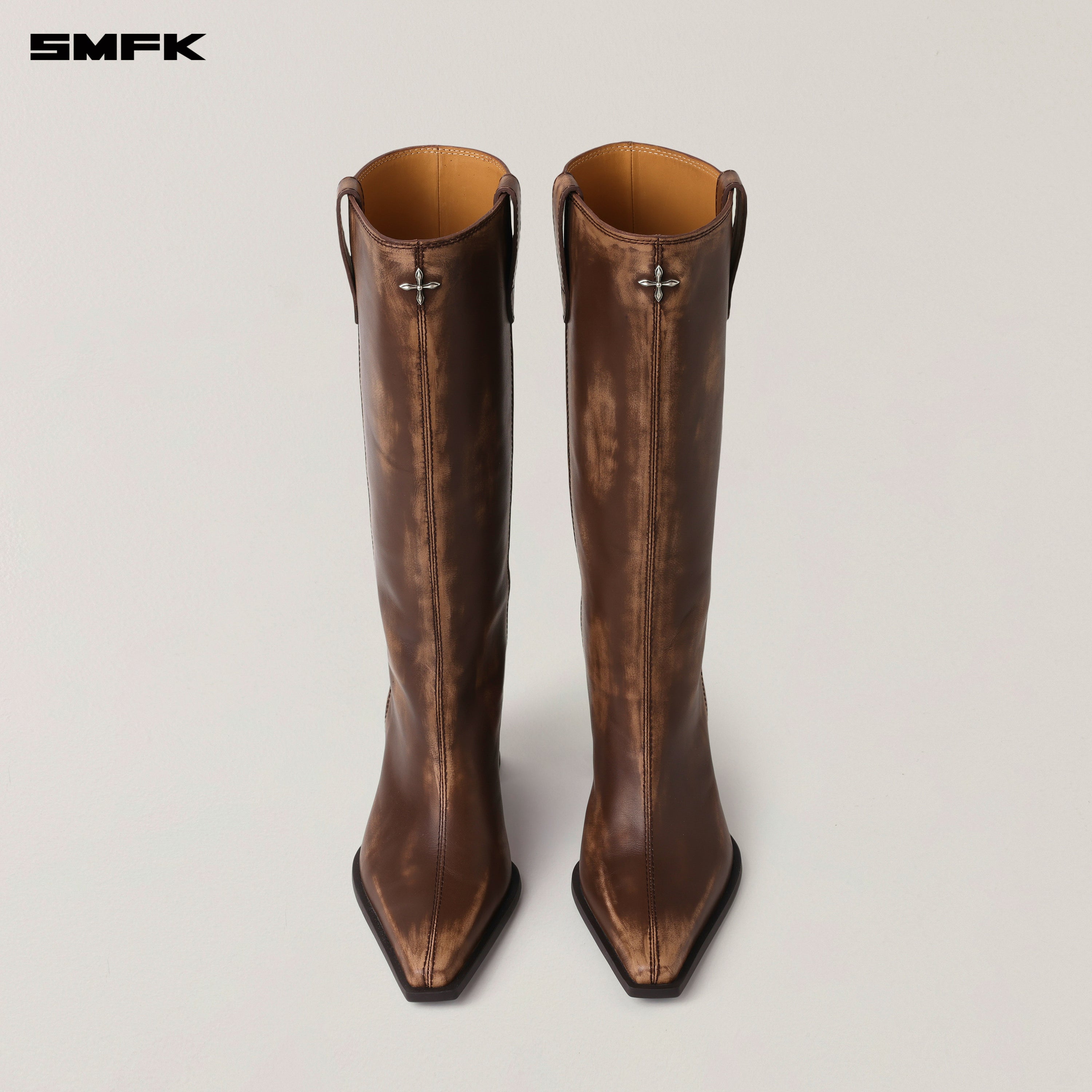 十字架のバッジ、手磨きの革剣、ハイヒールのブーツ、ムスタングの茶色の手磨き