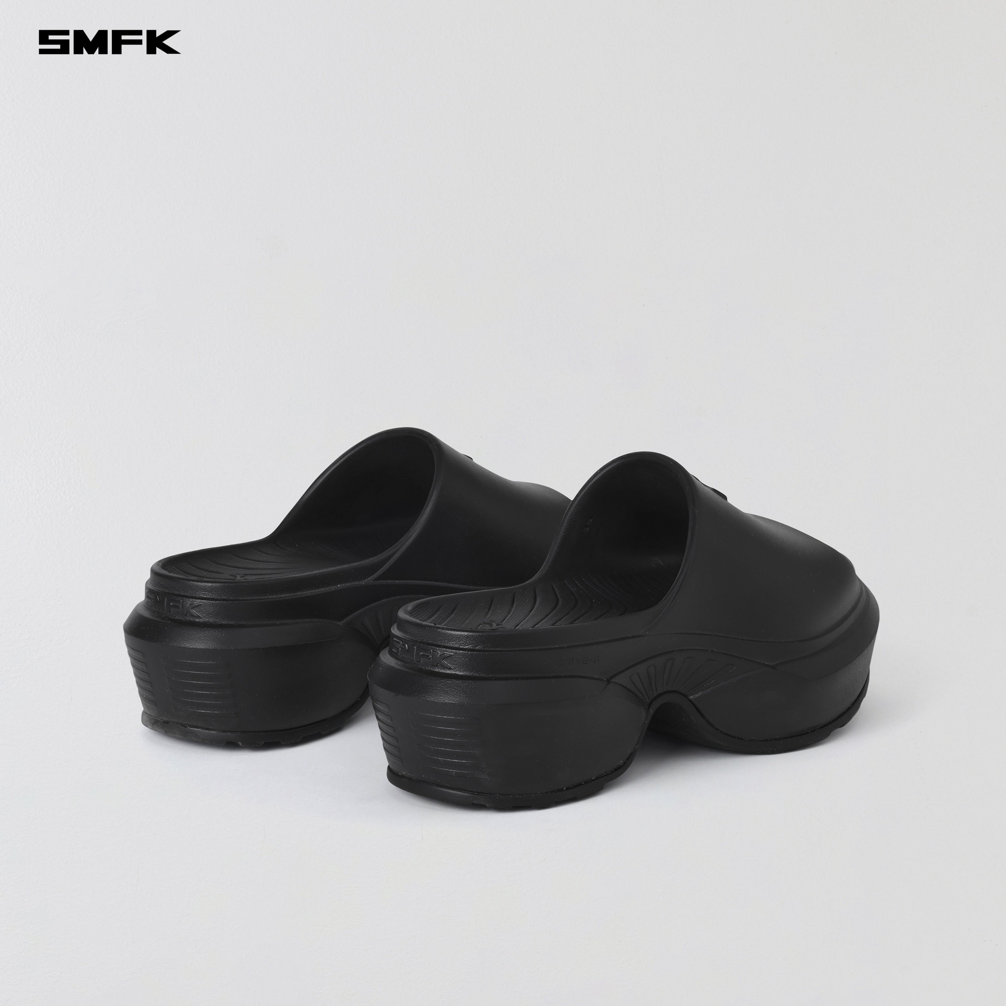 SMFK 厚底　サンダル　ブラック ワイルドネスブラックの流線型一体型プラットフォームアスレチック