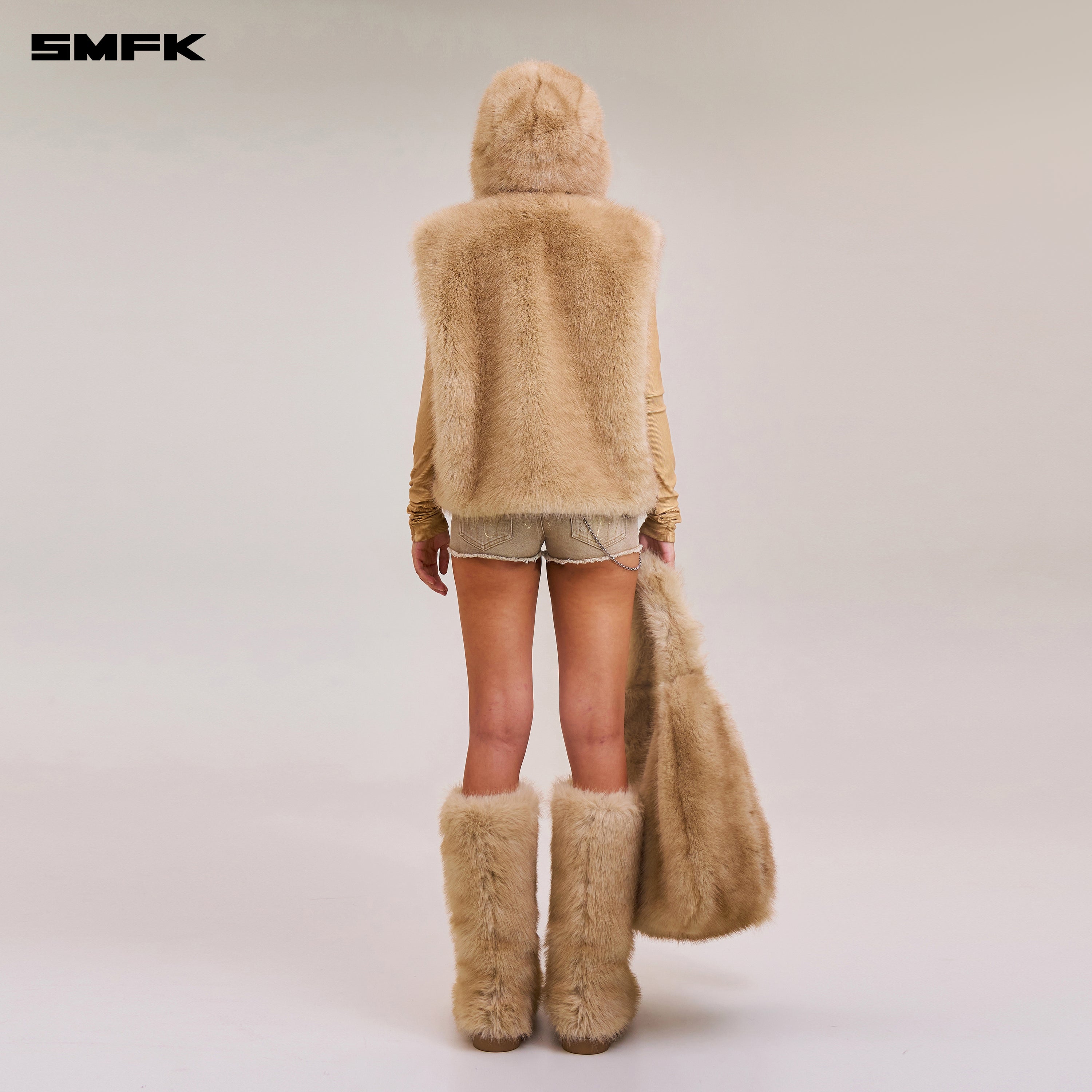 十字架の像の巨大なファーベスト/フェイクファーサンド