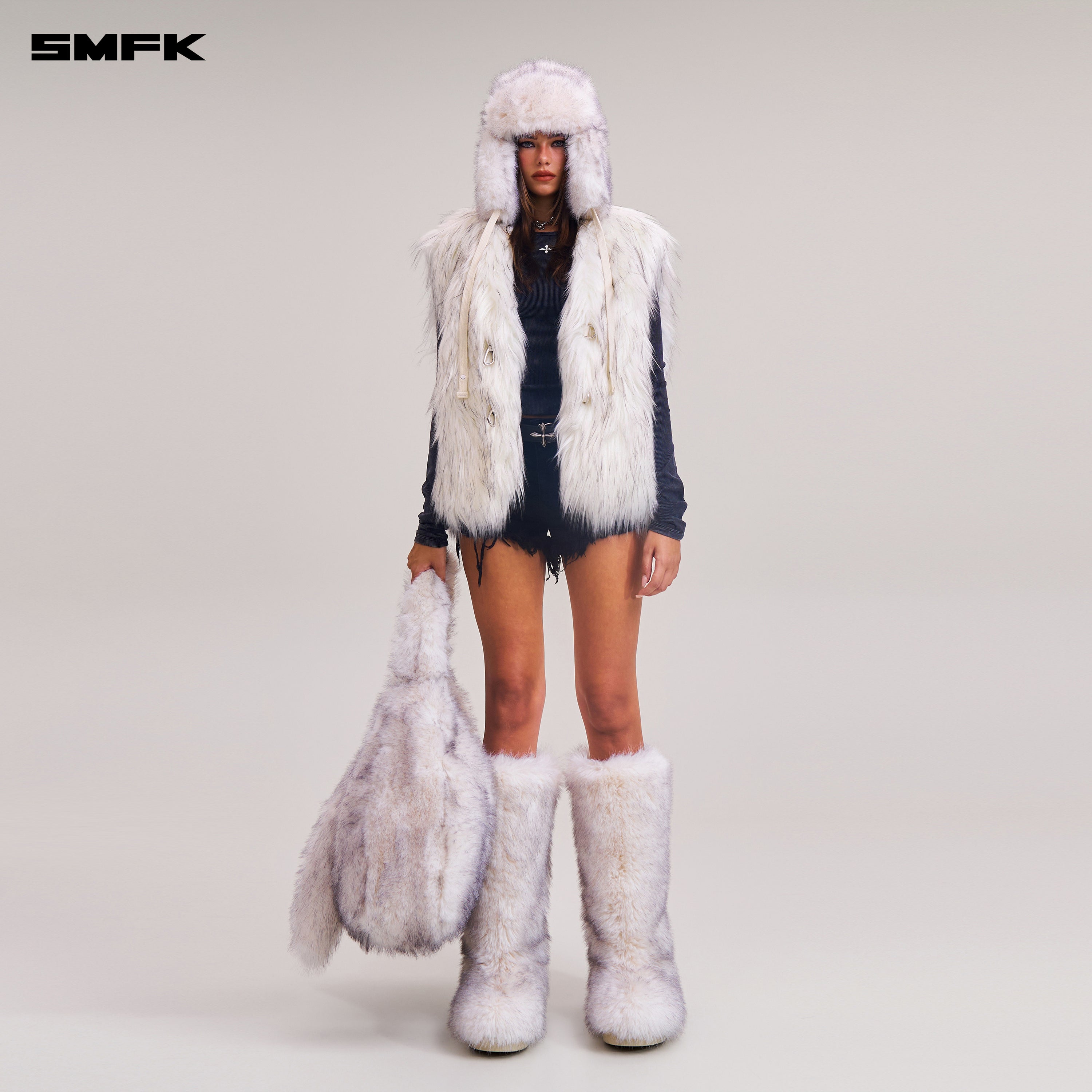 十字架の像の巨大な毛皮のベスト / フェイクファーの北極キツネのホワイト