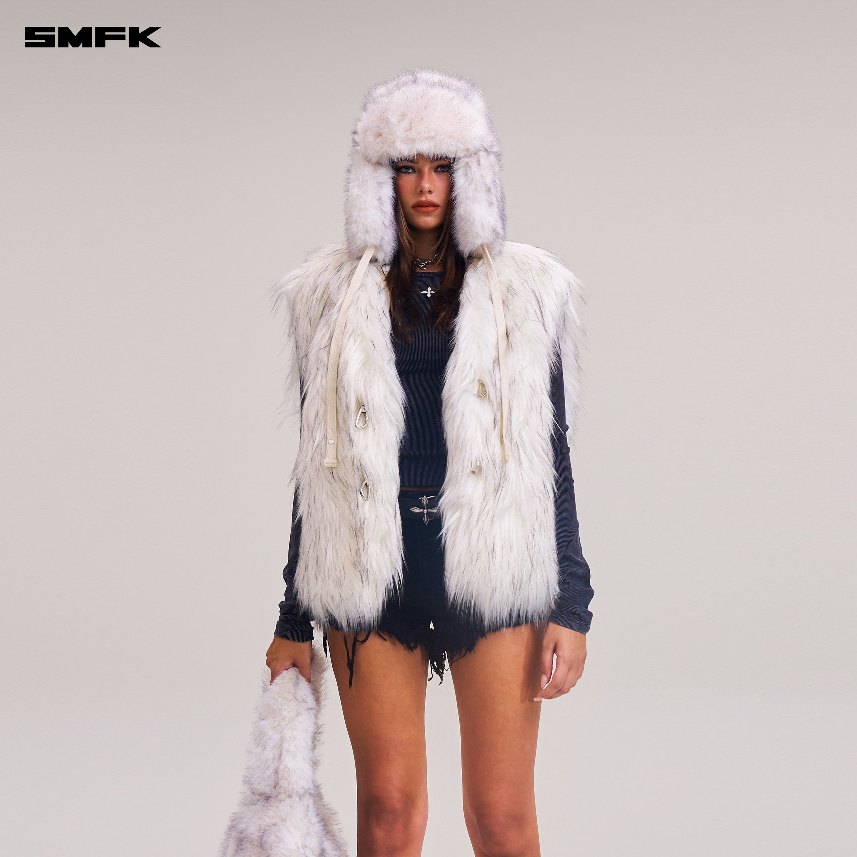 十字架の像の巨大な毛皮のベスト / フェイクファーの北極キツネのホワイト