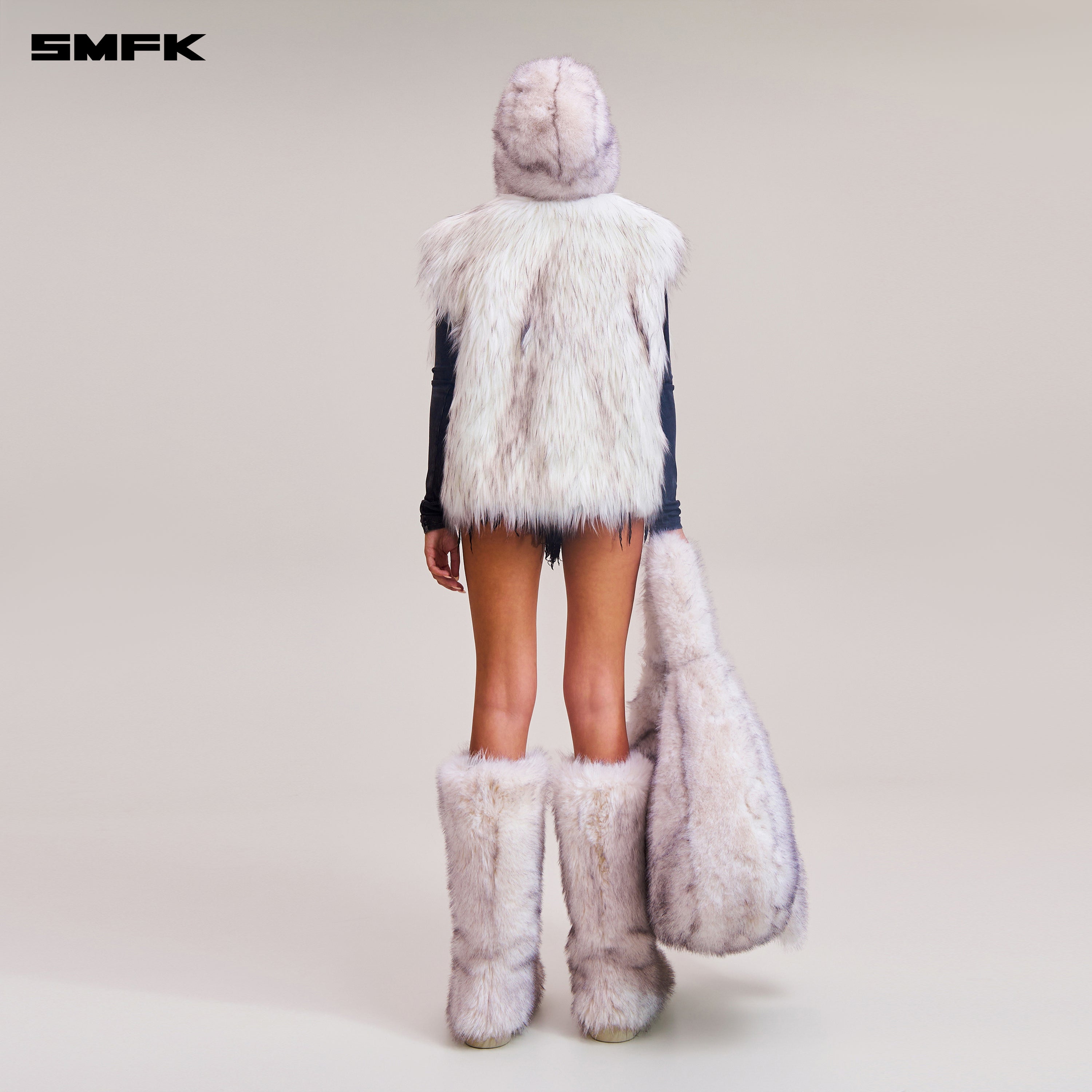 十字架の像の巨大な毛皮のベスト / フェイクファーの北極キツネのホワイト