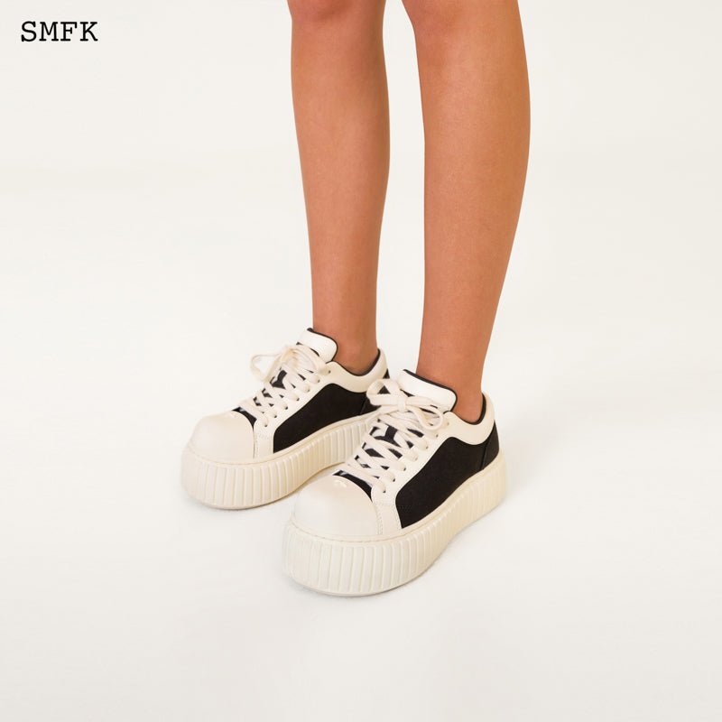 Compass Hug Skater Shoes Black And White - SMFK Official