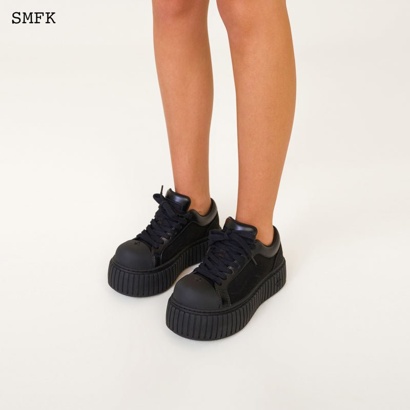 Compass Hug Skater Shoes In Black - SMFK Official