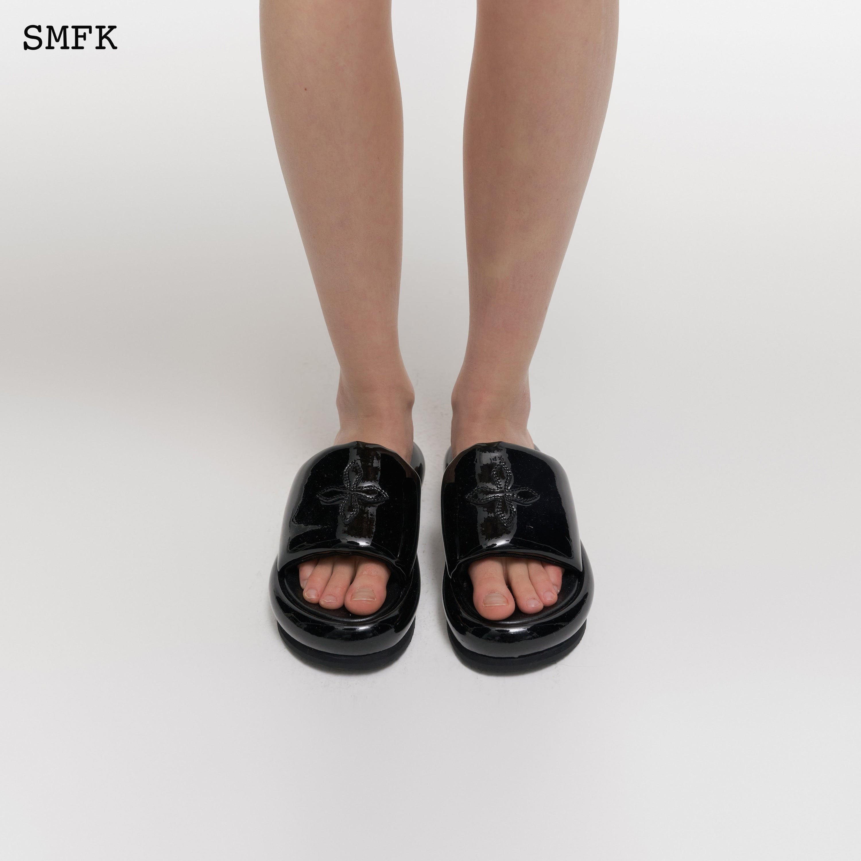 Compass Black Balloon Slippers - SMFK Official