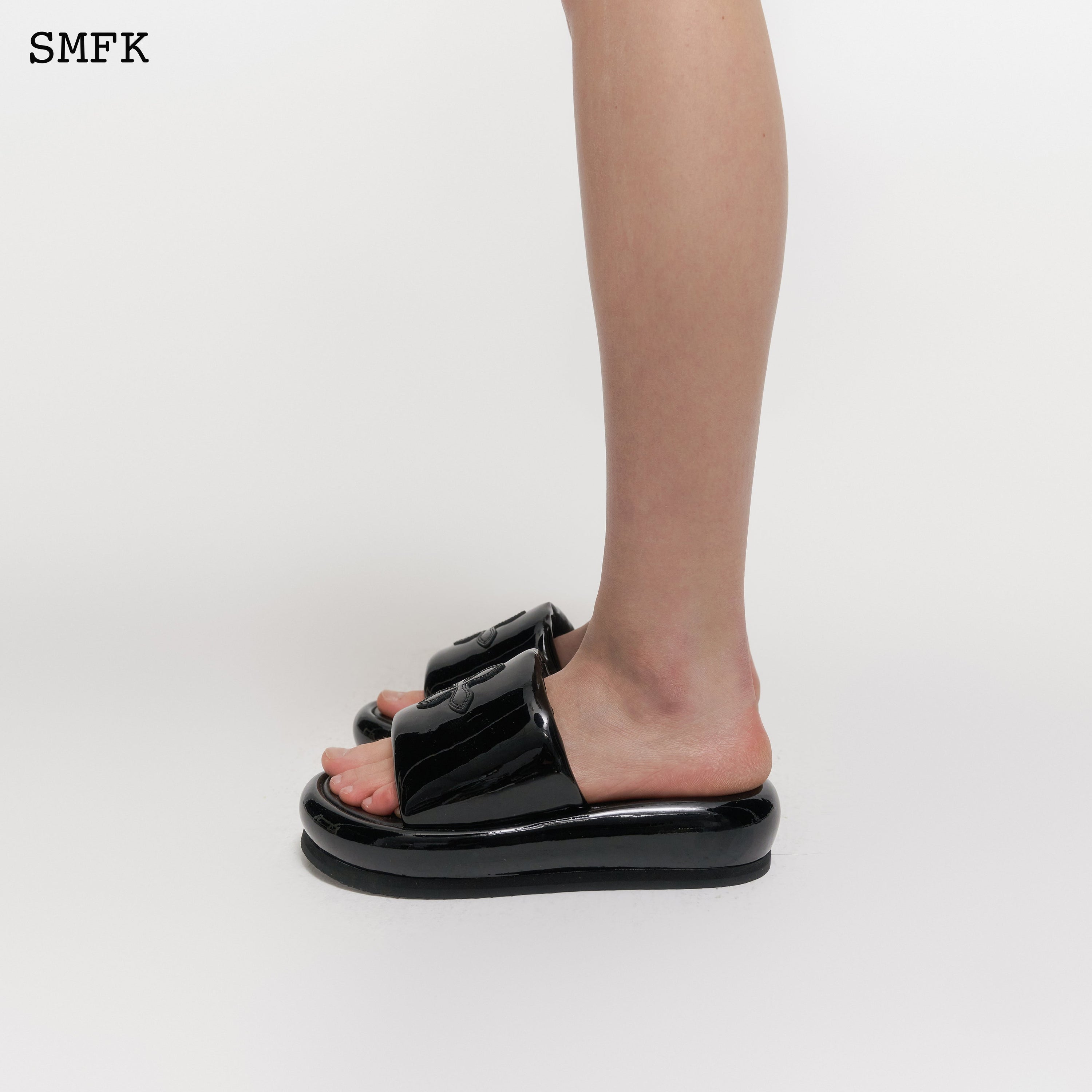 Compass Black Balloon Slippers - SMFK Official