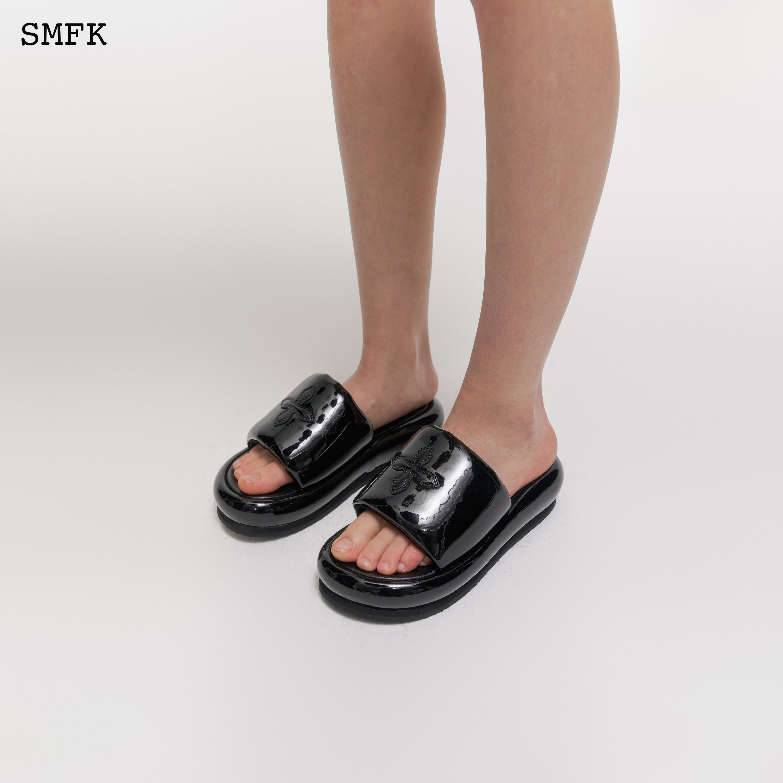 Compass Black Balloon Slippers - SMFK Official