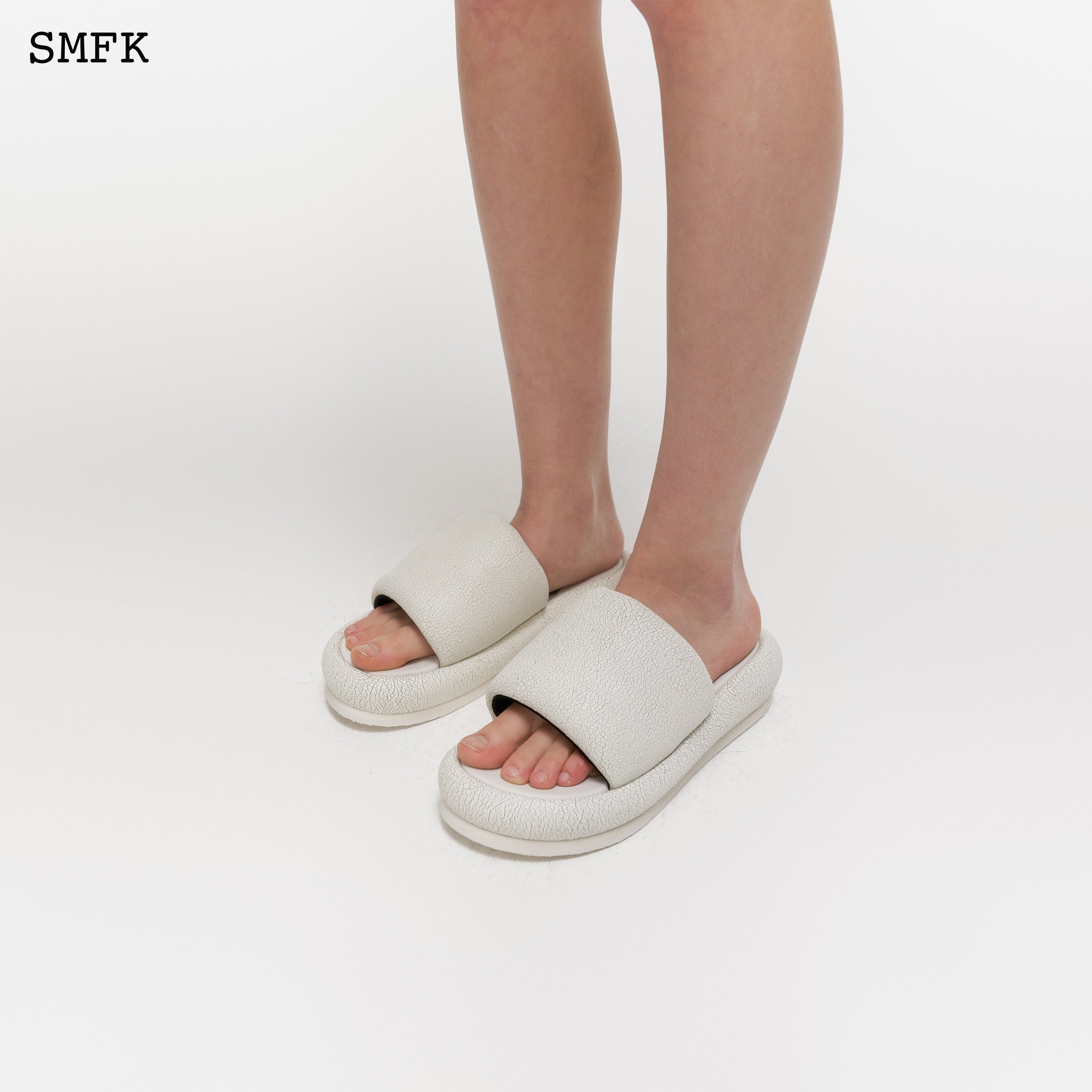 Compass Flat White Slippers - SMFK Official