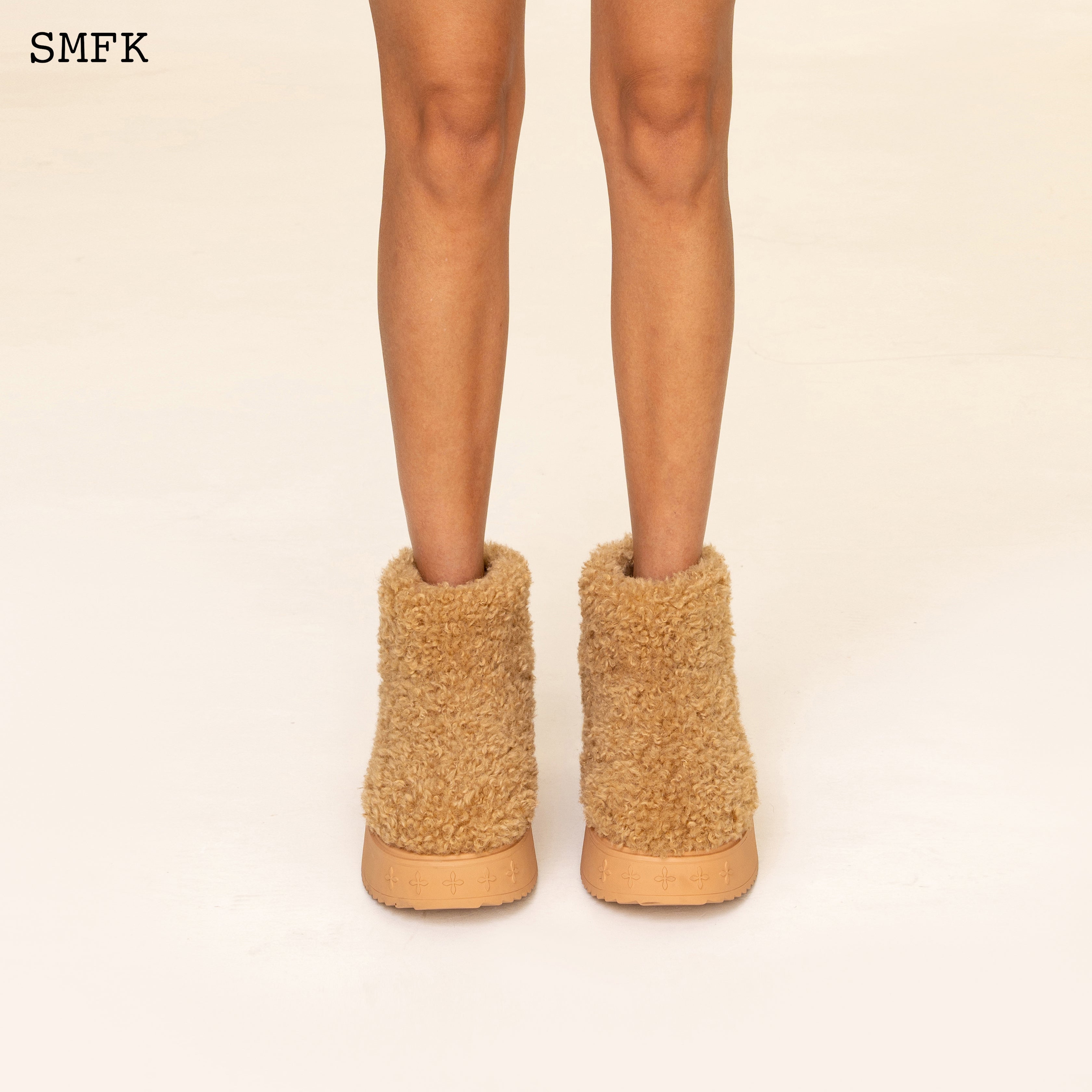 Short discount fluffy boots